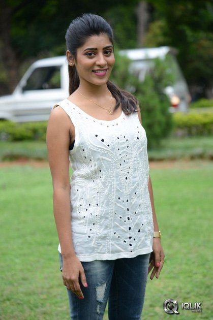 Gayatri-at-Bandhook-Movie-Platinum-Disc-Function